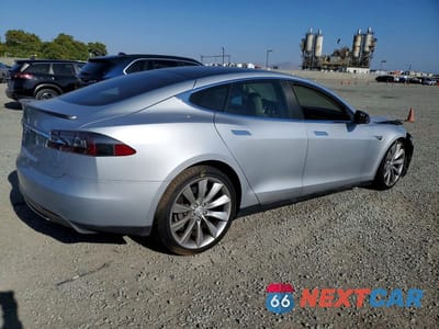 Trzecie zdjęcie samochodu z tyłu: 2013 TESLA MODEL S VIN:5YJSA1CP0DFP22306 - miniatura