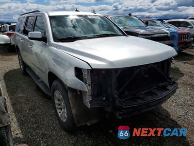 Czwarte zdjęcie samochodu z boku: 2019 CHEVROLET SUBURBAN K1500 LT VIN:1GNSKHKC8KR392756 - miniatura