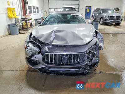 Piąte zdjęcie samochodu w środku: 2018 MASERATI GHIBLI S VIN:ZAM57YTS9J1286225 - miniatura