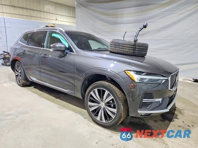 Czwarte zdjęcie samochodu z boku: 2023 VOLVO XC60 PLUS VIN:YV4L12RN3P1354231 - miniatura