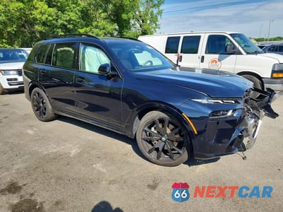 Czwarte zdjęcie samochodu z boku: 2023 BMW X7 XDRIVE40I VIN:5UX23EM0XP9R30984 - miniatura