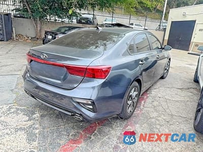 Czwarte zdjęcie samochodu z boku: 2021 KIA FORTE LXS VIN:3KPF24AD7ME316523 - miniatura