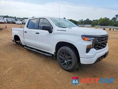 Czwarte zdjęcie samochodu z boku: 2026 CHEVROLET SILVERADO K1500 CUSTOM VIN:1GCPKBEK9TZ221580 - miniatura