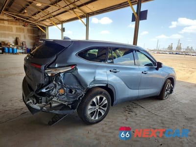 Trzecie zdjęcie samochodu z tyłu: 2022 TOYOTA HIGHLANDER XLE VIN:5TDHZRAHXNS121754 - miniatura
