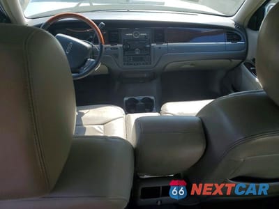 Zdjęcie 8 z 12 samochodu: 2011 LINCOLN TOWN CAR SIGNATURE LIMITED VIN:2LNBL8CVXBX761074 - miniatura