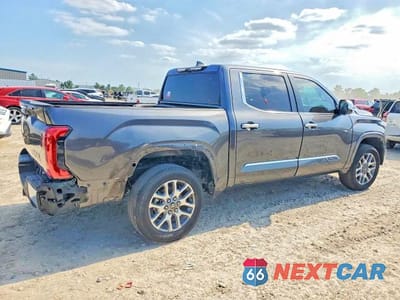 Trzecie zdjęcie samochodu z tyłu: 2025 TOYOTA TUNDRA 1794 EDITION VIN:5TFMA5DB7SX284017 - miniatura