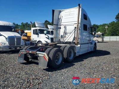 Czwarte zdjęcie samochodu z boku: 2015 VOLVO VNL SEMI TRUCK VIN:4V4NC9EH8FN919826 - miniatura