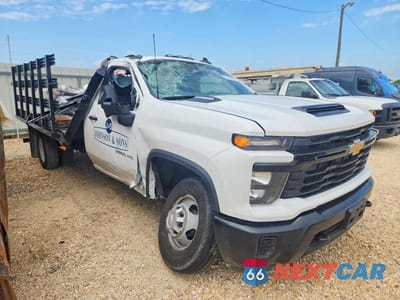 Czwarte zdjęcie samochodu z boku: 2025 CHEVROLET SILVERADO K3500 VIN:1GB3KSEY9SF151764 - miniatura