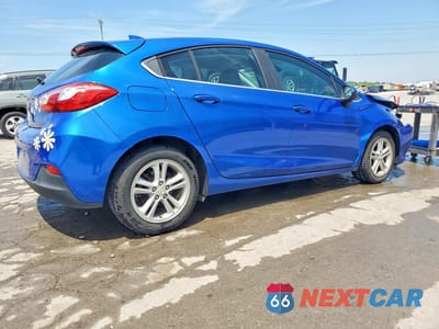 Trzecie zdjęcie samochodu z tyłu: 2017 CHEVROLET CRUZE LT VIN:3G1BE6SMXHS528235 - miniatura