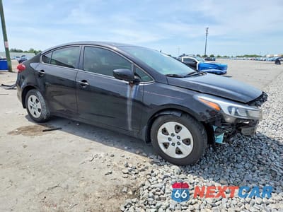Czwarte zdjęcie samochodu z boku: 2018 KIA FORTE LX VIN:3KPFK4A70JE283533 - miniatura