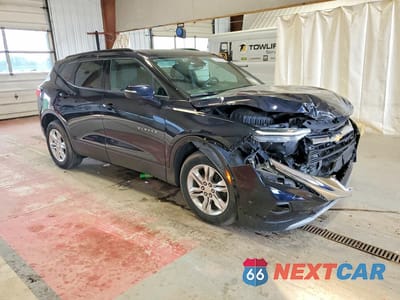Czwarte zdjęcie samochodu z boku: 2021 CHEVROLET BLAZER 2LT VIN:3GNKBHR43MS535742 - miniatura