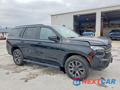 Czwarte zdjęcie samochodu z boku: 2021 CHEVROLET TAHOE K1500 Z71 VIN:1GNSKPKD9MR442148 - miniatura