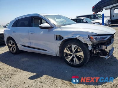 Czwarte zdjęcie samochodu z boku: 2024 AUDI Q8 E-TRON PREMIUM PLUS VIN:WA15AAGE0RB027625 - miniatura