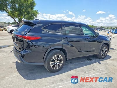 Trzecie zdjęcie samochodu z tyłu: 2021 TOYOTA HIGHLANDER XLE VIN:5TDGZRAH8MS086366 - miniatura