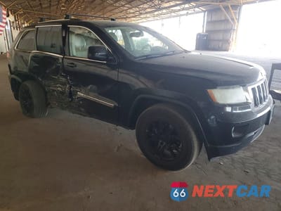 Czwarte zdjęcie samochodu z boku: 2013 JEEP GRAND CHEROKEE LAREDO VIN:1C4RJFAG8DC604225 - miniatura