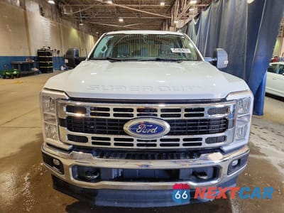 Piąte zdjęcie samochodu w środku: 2025 FORD F350 SUPER DUTY VIN:1FT8W3BT4SED73428 - miniatura