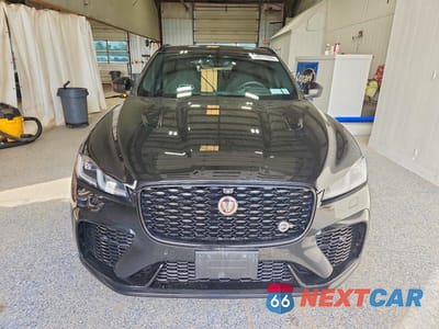 Piąte zdjęcie samochodu w środku: 2022 JAGUAR F-PACE SVR VIN:SADCZ2EE3NA693459 - miniatura