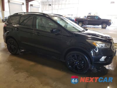 Czwarte zdjęcie samochodu z boku: 2018 FORD ESCAPE SE VIN:1FMCU9GD1JUC31347 - miniatura