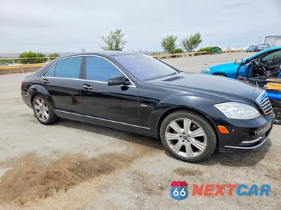 Czwarte zdjęcie samochodu z boku: 2012 MERCEDES-BENZ S 550 VIN:WDDNG7DB5CA465111 - miniatura