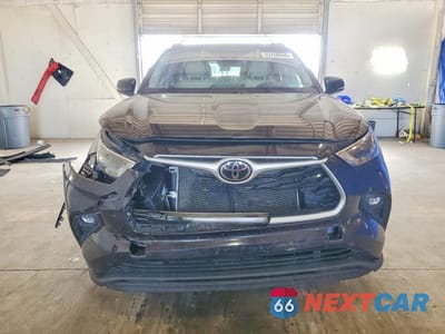 Piąte zdjęcie samochodu w środku: 2022 TOYOTA HIGHLANDER XLE VIN:5TDGZRBH4NS162214 - miniatura