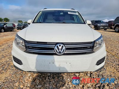 Piąte zdjęcie samochodu w środku: 2017 VOLKSWAGEN TIGUAN S VIN:WVGAV7AX8HK027467 - miniatura