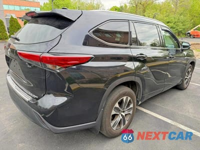 Trzecie zdjęcie samochodu z tyłu: 2022 TOYOTA HIGHLANDER XLE VIN:5TDGZRBH5NS591314 - miniatura