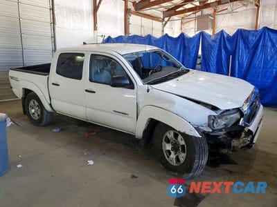 Czwarte zdjęcie samochodu z boku: 2015 TOYOTA TACOMA V6 VIN:5TFLU4EN9FX143283 - miniatura