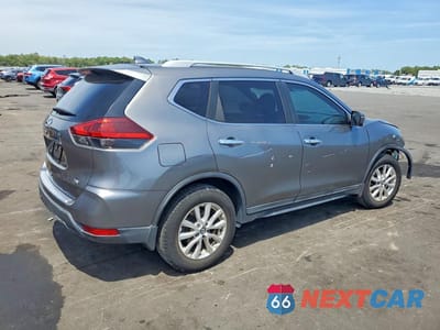 Trzecie zdjęcie samochodu z tyłu: 2018 NISSAN ROGUE SV VIN:5N1AT2MT5JC701110 - miniatura