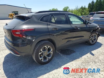 Trzecie zdjęcie samochodu z tyłu: 2026 CHEVROLET TRAX 1LT VIN:KL77LHEP8TC078486 - miniatura