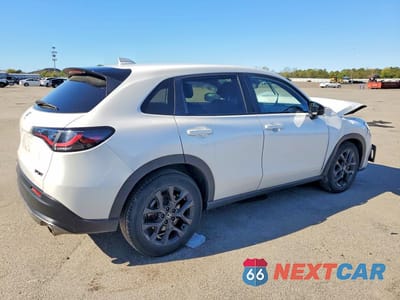 Trzecie zdjęcie samochodu z tyłu: 2025 HONDA HR-V SPORT VIN:3CZRZ2H50SM771366 - miniatura