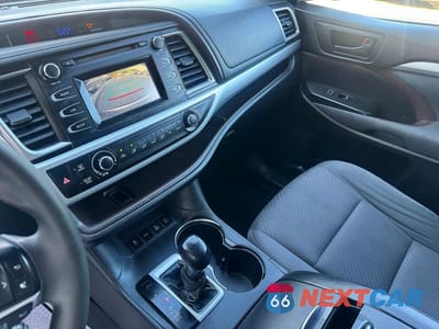 Zdjęcie 9 z 12 samochodu: 2018 TOYOTA HIGHLANDER LE VIN:5TDBZRFH9JS843564 - miniatura