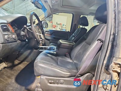Zdjęcie 7 z 14 samochodu: 2011 CHEVROLET SUBURBAN VIN:1GNSKKE38BR233955 - miniatura