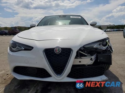 Piąte zdjęcie samochodu w środku: 2017 ALFA ROMEO GIULIA VIN:ZARFAEBN2H7552220 - miniatura