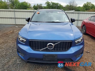 Piąte zdjęcie samochodu w środku: 2021 VOLVO XC40 T5 R-DESIGN VIN:YV4162UM7M2465605 - miniatura