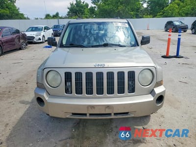 Piąte zdjęcie samochodu w środku: 2009 JEEP PATRIOT SPORT VIN:1J4FF28B19D232729 - miniatura