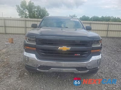 Piąte zdjęcie samochodu w środku: 2018 CHEVROLET SILVERADO K1500 LT VIN:3GCUKRECXJG303531 - miniatura