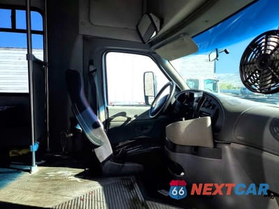 Zdjęcie 11 z 13 samochodu: 2006 FORD E450 SHUTTLE BUS VIN:1FDXE45S06HA62909 - miniatura