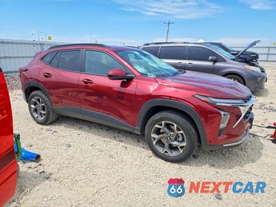 Czwarte zdjęcie samochodu z boku: 2025 CHEVROLET TRAX 1LT VIN:KL77LHEPXSC014268 - miniatura