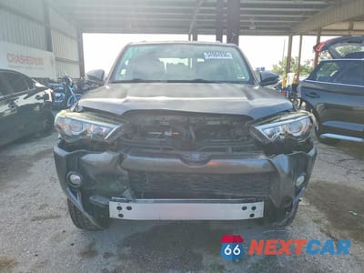 Piąte zdjęcie samochodu w środku: 2018 TOYOTA 4RUNNER SR5 PREMIUM VIN:JTEBU5JR7J5577082 - miniatura
