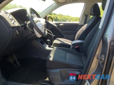 Zdjęcie 7 z 13 samochodu: 2011 VOLKSWAGEN TIGUAN S VIN:WVGBV7AX2BW513034 - miniatura