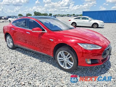 Czwarte zdjęcie samochodu z boku: 2013 TESLA MODEL S VIN:5YJSA1CN5DFP09694 - miniatura