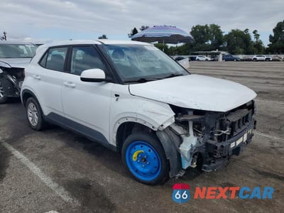 Czwarte zdjęcie samochodu z boku: 2021 HYUNDAI VENUE SE VIN:KMHRB8A38MU112015 - miniatura