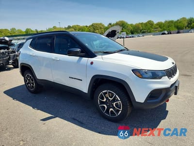 Czwarte zdjęcie samochodu z boku: 2025 JEEP COMPASS TRAILHAWK VIN:3C4NJDDN2ST564044 - miniatura