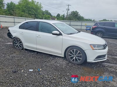 Czwarte zdjęcie samochodu z boku: 2017 VOLKSWAGEN JETTA SE VIN:3VWDB7AJ1HM415801 - miniatura