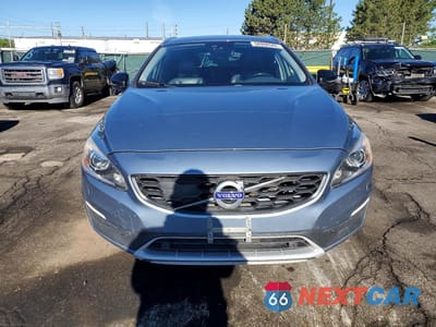 Piąte zdjęcie samochodu w środku: 2017 VOLVO V60 CROSS COUNTRY PLATINUM VIN:YV440MWM6H1039150 - miniatura