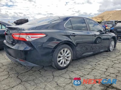 Trzecie zdjęcie samochodu z tyłu: 2018 TOYOTA CAMRY LE VIN:4T1B11HK9JU566536 - miniatura