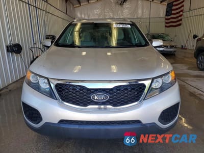 Piąte zdjęcie samochodu w środku: 2013 KIA SORENTO LX VIN:5XYKTDA24DG351792 - miniatura