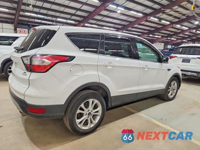 Trzecie zdjęcie samochodu z tyłu: 2017 FORD ESCAPE SE VIN:1FMCU0GDXHUB03212 - miniatura