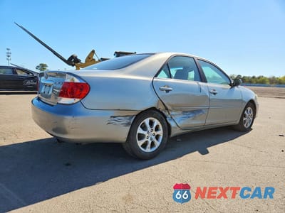Trzecie zdjęcie samochodu z tyłu: 2005 TOYOTA CAMRY XLE V6 VIN:4T1BF30K55U599788 - miniatura