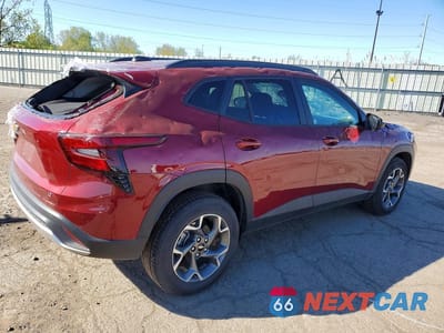 Trzecie zdjęcie samochodu z tyłu: 2025 CHEVROLET TRAX 1LT VIN:KL77LHEP4SC234831 - miniatura